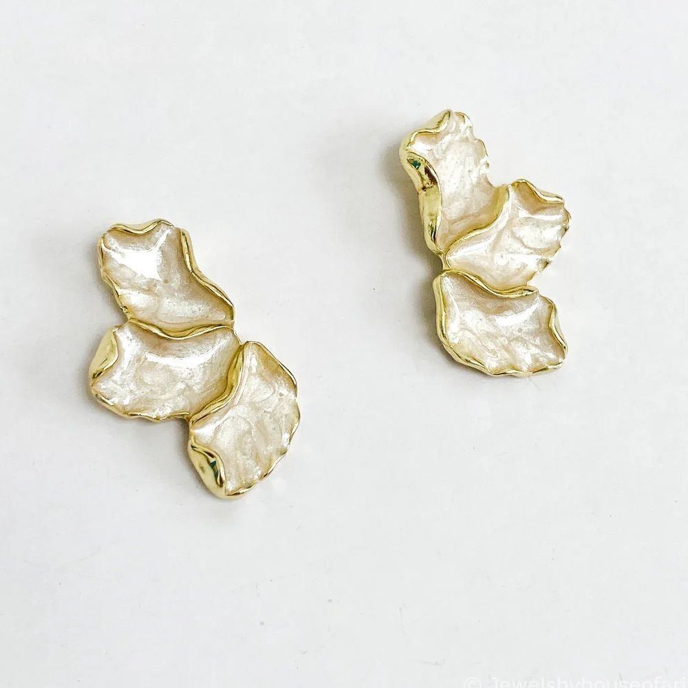 White flower earrings M898